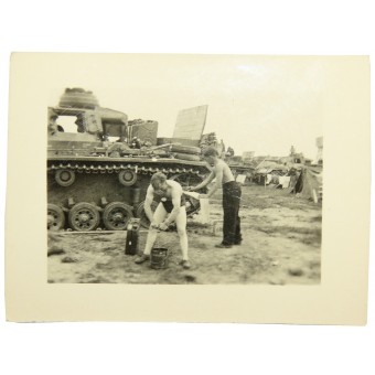 Foto des deutschen Panzers Pz 3, der von seiner Besatzung repariert wird. Espenlaub militaria